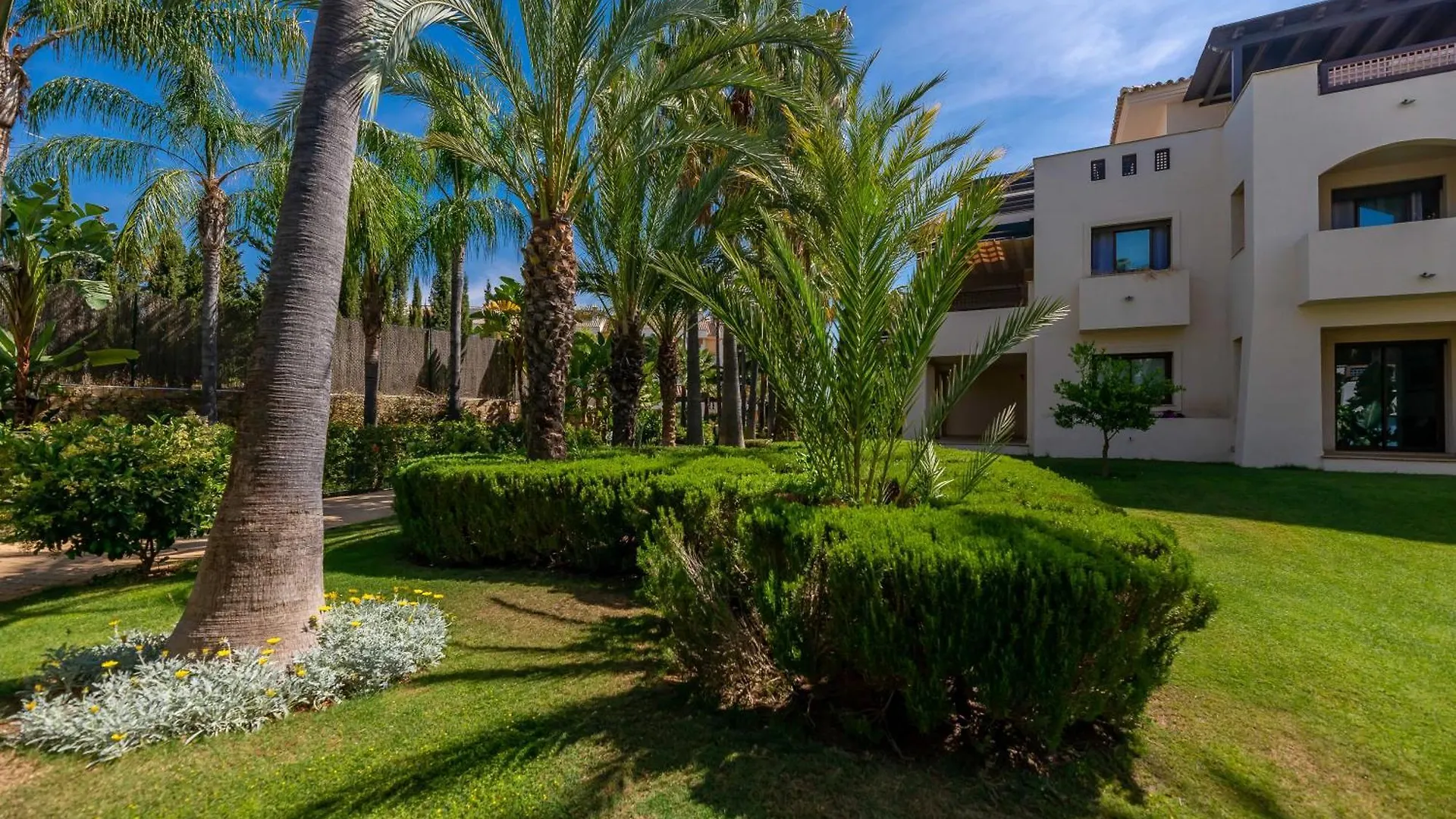 Apartment Vacation Marbella I The Sovereign Penthouse, Large Communal Pool, 24H Security, 5Min To Puerto Banus